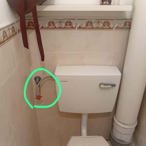 אסלה עם חיבורי צנרת מסומנים