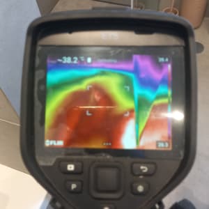 מצלמה תרמית מציגה תמונת חום על מסך