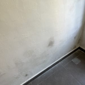 קיר עם סימני רטיבות ותיקונים