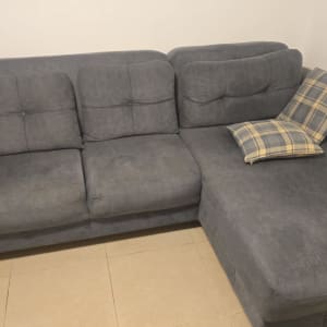 ספת בד פינתית בגוון אפור-כחול בסלון הבית