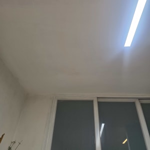 תקרה צבועה עם חלון ותאורה