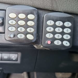 שני לוחות מקשים עם מספרים ברכב