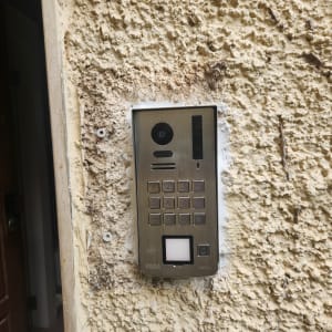 מערכת אינטרקום מותקנת על קיר חיצוני