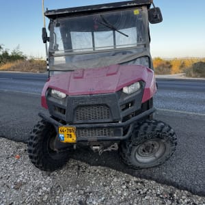 רכב שטח על כביש עם לוחית רישוי ישראלית