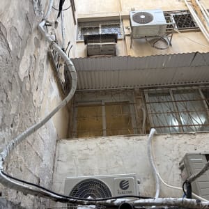 יחידות מיזוג אוויר מותקנות על קיר חיצוני בבניין