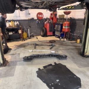 חלקי רכב מפורקים על רצפת מוסך