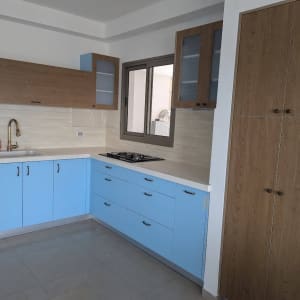 מטבח עם ארונות כחולים וכיור זהב