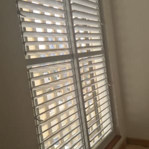 תריסי אלומיניום בחלון פנימי