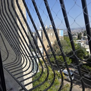 רשת למניעת כניסת יונים מותקנת על מרפסת