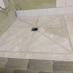 רצפת מקלחת עם אריחים וניקוז