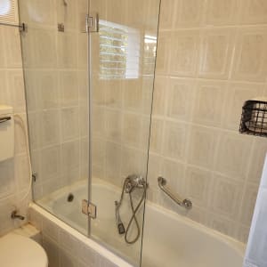 דלת זכוכית למקלחת עם ידית מתכת