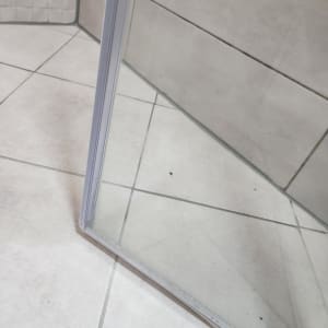 מראה על רצפת אריחים