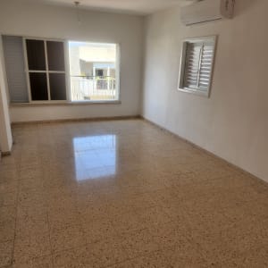 רצפה נקייה בחדר ריק עם חלון ומזגן