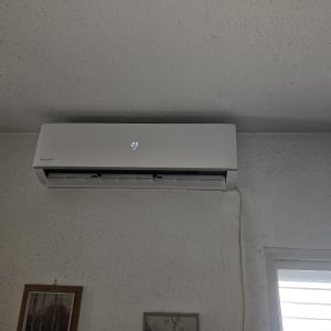 מזגן מותקן על קיר עם תצוגת טמפרטורה