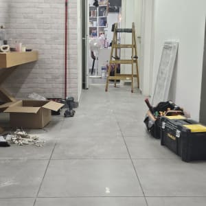 סולם, כלי עבודה וארגז כלים במסדרון