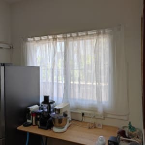 מיקסר ומכונת קפה על שולחן עץ ליד חלון