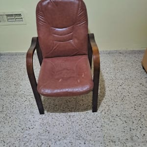 כיסא חום על רצפת אריחים