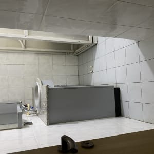 מכונת כביסה בחדר עם אריחים לבנים