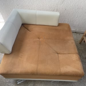 ספה עם ריפוד כתום ומשענת לבנה