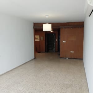 קיר לבן צבוע טרי בחדר ריק עם רצפת שיש