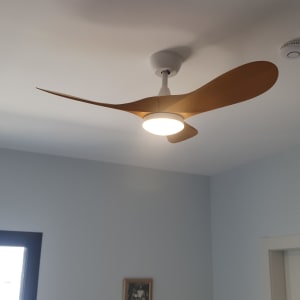 מאוורר תקרה עם תאורה דולקת