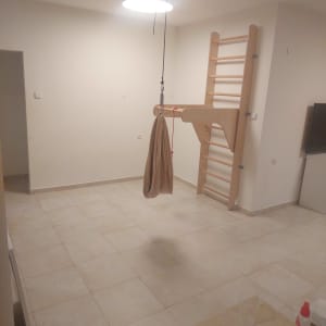 התקנת סולם שוודי מעץ על הקיר ותליית ערסל בד מהתקרה