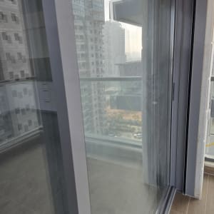 חלון זכוכית עם נוף של בניינים מבחוץ