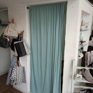 וילון תלוי על מוט מתכת בכניסה לחדר