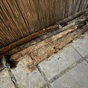 צינורות חלודים על רצפת בטון