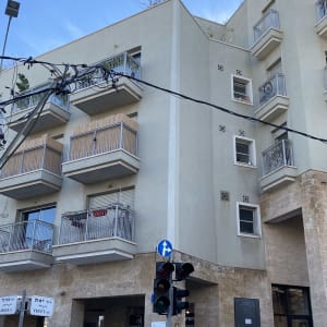 בניין מגורים עם מרפסות ומעקות מתכת