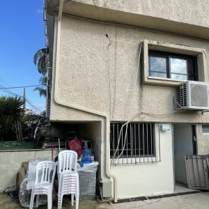 צינור מרזב על גג בניין עם קיר חיצוני