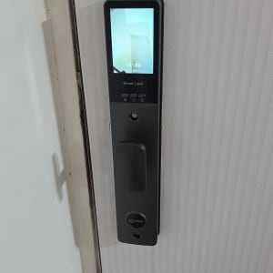 מנעול חכם מותקן על דלת לבנה