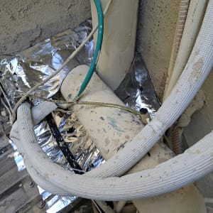 איטום מעבר צנרת בגג באמצעות יריעת איטום כסופה