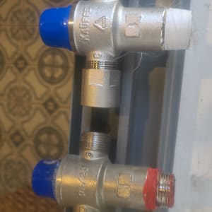 שסתומים מתכתיים עם כיסוי כחול ואדום על צינור