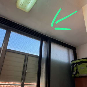 תקרה עם סימני רטיבות ליד חלון