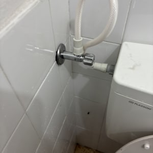 צינור מים מחובר לאסלה בחדר אמבטיה