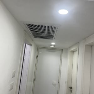 תקרת מסדרון עם פתחי אוורור ודלתות