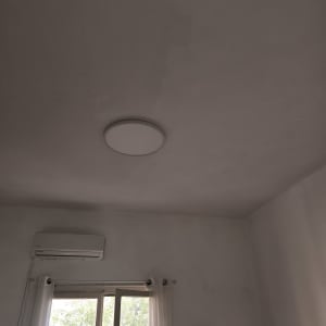 תאורה ותקרה עם מזגן בחדר