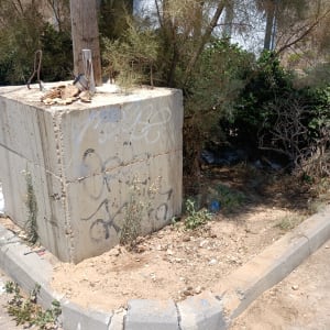 קוביית בטון עם גרפיטי, צינורות מתכת חשופים