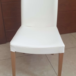 כיסא מרופד בלבן עם רגלי עץ
