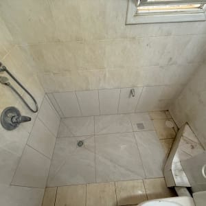 מקלחת עם אריחים וכלי סניטריים