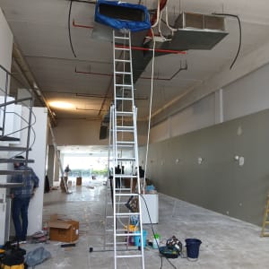 סולם מתחת למערכת מיזוג אוויר בתקרה