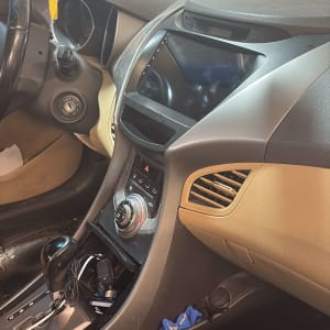 לוח מחוונים של רכב עם מערכת מולטימדיה