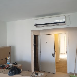 כלים וקרטונים בחדר עם קירות צבועים