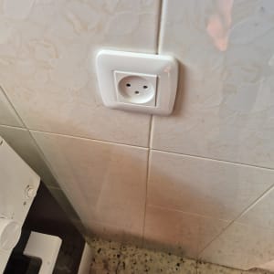 שקע חשמלי מותקן על קיר אריחים