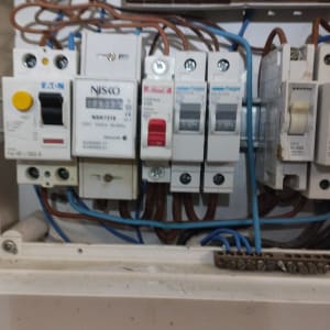 לוח חשמל עם מפסקים וחוטי חשמל