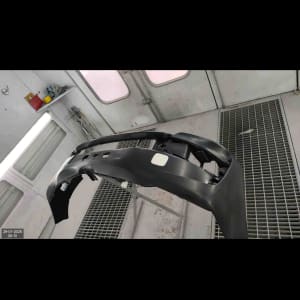 חלק רכב בתא צבע בתהליך עבודה.