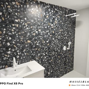 חדר אמבטיה עם אריחים מעוצבים וברז כיור לבן