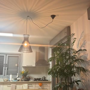 מנורת תקרה תלויה עם נורה דולקת