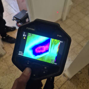 מצלמה תרמית מציגה תמונה צבעונית על מסך